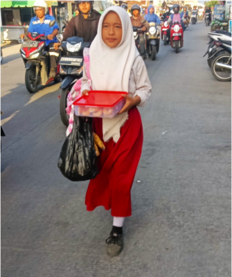 YATIM TERLANTAR INI BERTAHAN HIDUP DENGAN BERJUALAN DONAT