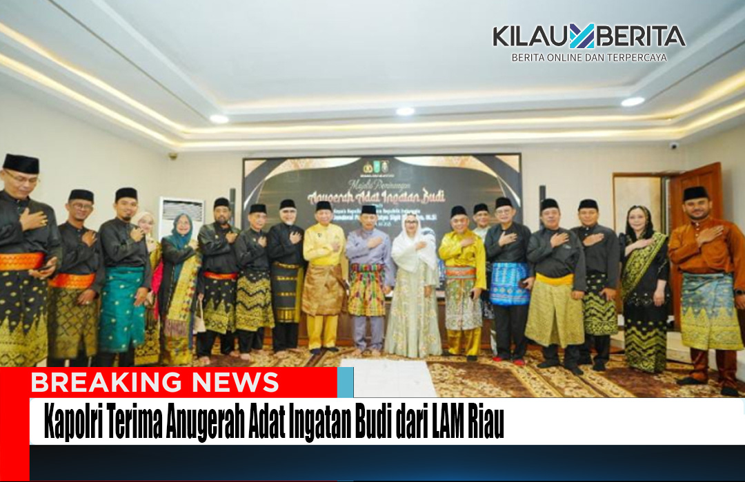 Kapolri Terima Anugerah Adat